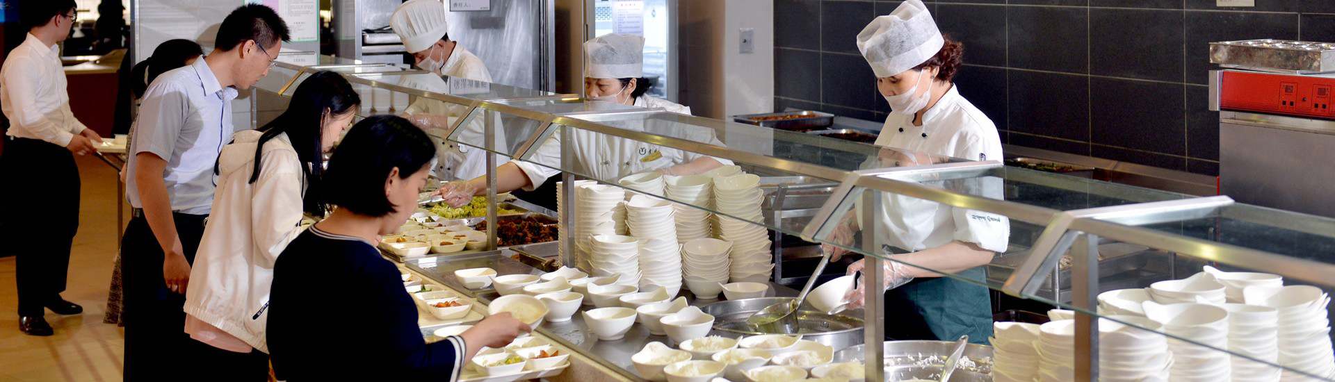 高校食堂主要以多元化多品種多花樣供應(yīng)，以檔口等小吃為布局！